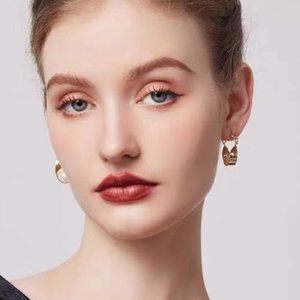 Geometric pearl earring girl